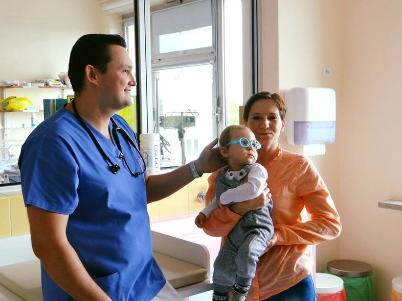 Elbląg, Alanek z mamą i lekarzem neonatologiem Pawłem Brylem Elbląg, Alanek z mamą i lekarzem neonatologiem Pawłem Brylem