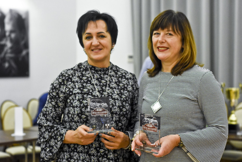 Elbląg, Dorota Arsenowicz (po lewej) oraz Dorota Kaźmierczak, z nagrodami, które zdobyły w TNSME Elbląg, Dorota Arsenowicz (po lewej) oraz Dorota Kaźmierczak, z nagrodami, które zdobyły w TNSME