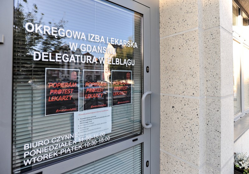 Elbląg, Na siedzibie Okręgowej Izby Lekarskiej pojawiły się plakaty popierające protest Elbląg, Na siedzibie Okręgowej Izby Lekarskiej pojawiły się plakaty popierające protest