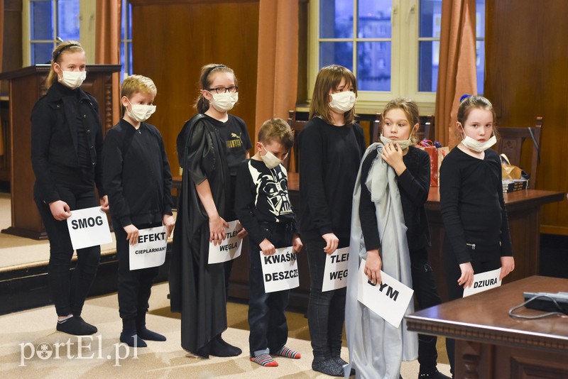 Elbląg, Przed debatą krótki występ na temat zanieczyszczeń powietrza zaprezentowała młodzież