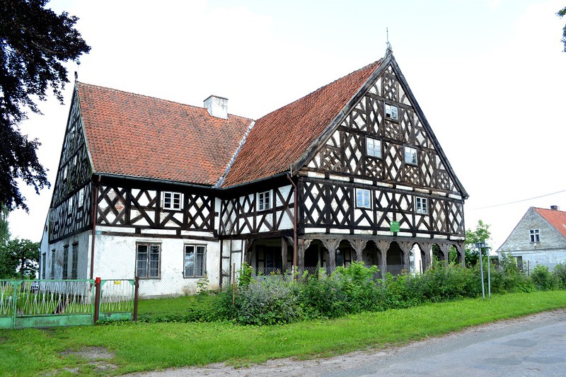 Elbląg, Stalewo: dom podcieniowy z XVIII w. zbudowany w 1752 r. przez Georga Pöcka Elbląg, Stalewo: dom podcieniowy z XVIII w. zbudowany w 1752 r. przez Georga Pöcka