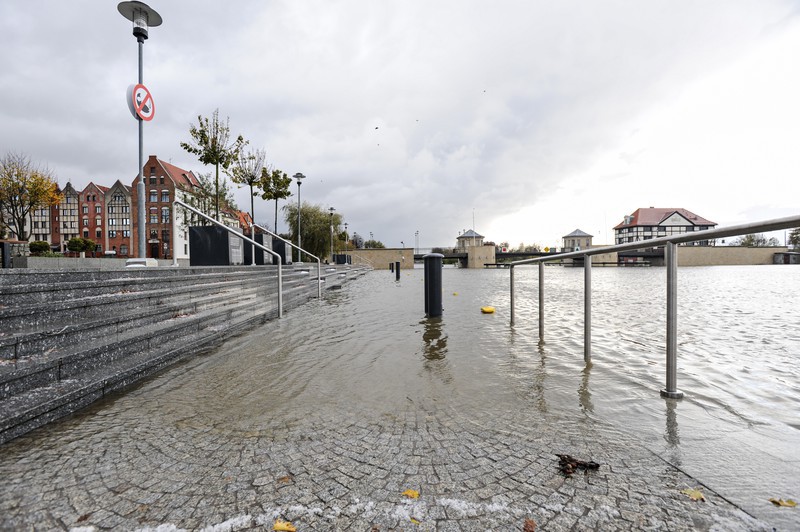 Elbląg, Tak wyglądał bulwar Zygmunta Augusta w poniedziałkowy poranek