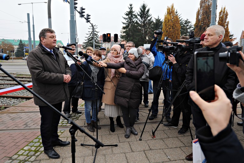 Elbląg, Witold Wróblewski podczas oficjalnego otwarcia, blisko przystanku przy szkole muzycznej Elbląg, Witold Wróblewski podczas oficjalnego otwarcia, blisko przystanku przy szkole muzycznej