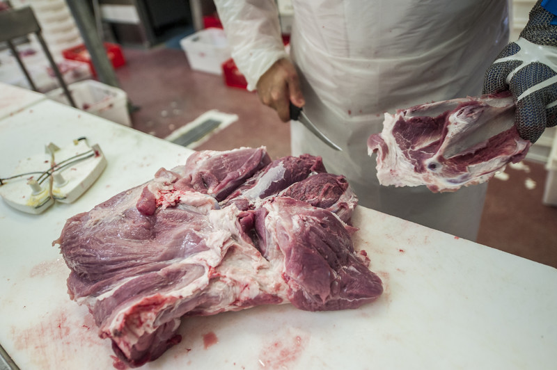 Rozbiorem mięsa zajmują się doświadczeni pracownicy