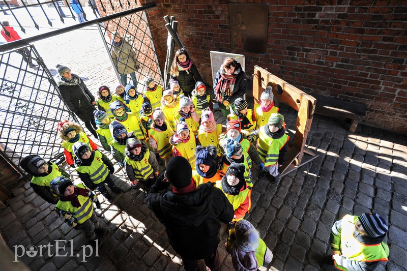 Elbląg, Dzieci słuchają opowieści o Bramie Targowej