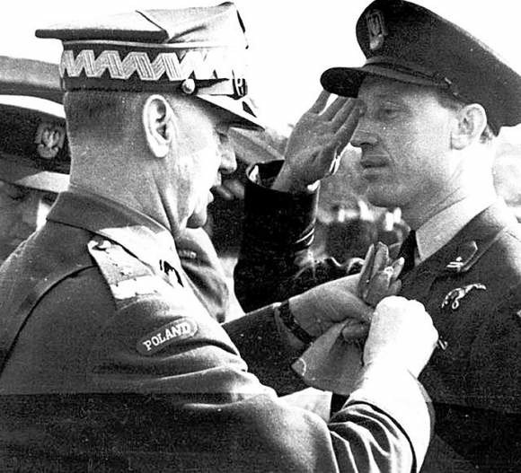 Elbląg, Naczelny Wódz gen. Władysław Sikorski dekoruje majora Witolda Urbanowicza orderem Virtuti Militari Elbląg, Naczelny Wódz gen. Władysław Sikorski dekoruje majora Witolda Urbanowicza orderem Virtuti Militari