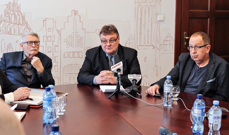 Elbląg, Od lewej: wykonawca prac Ryszard Mytych, prezydent Witold Wróblewski i dyrektor Biblioteki Jacek Nowiński