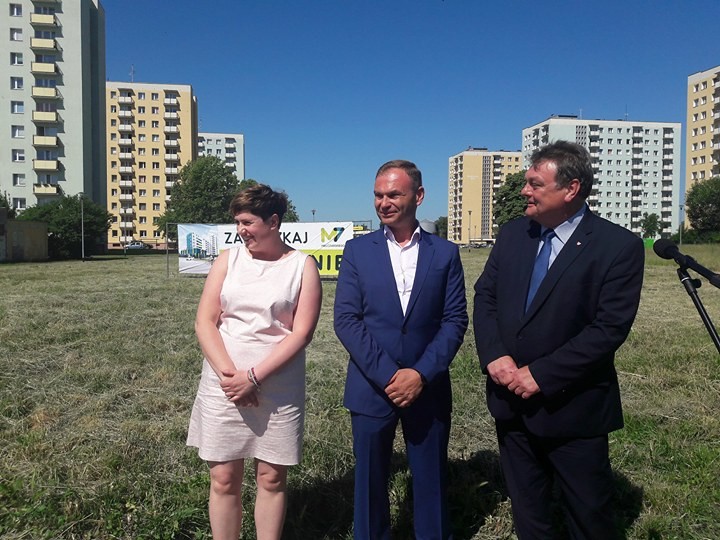 Elbląg, W konferencji prasowej oprócz prezydenta wzięli udział Dorota Chętnik i Daniel Górski z firmy Falkon Elbląg, W konferencji prasowej oprócz prezydenta wzięli udział Dorota Chętnik i Daniel Górski z firmy Falkon