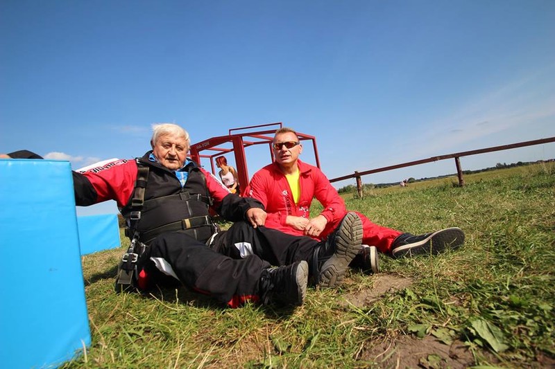 Elbląg, 90-latek skacze ze spadochronem! "Takie mam czupurne ego" Elbląg, 90-latek skacze ze spadochronem! "Takie mam czupurne ego"