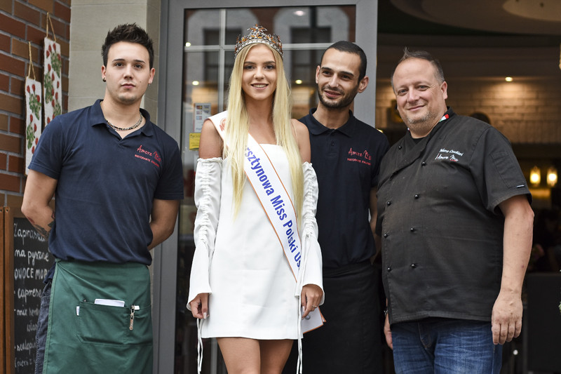 Elbląg, Paulina Chruścińska z ekipą restauracji Amore Mio, w której spotkała się z dziennikarzami