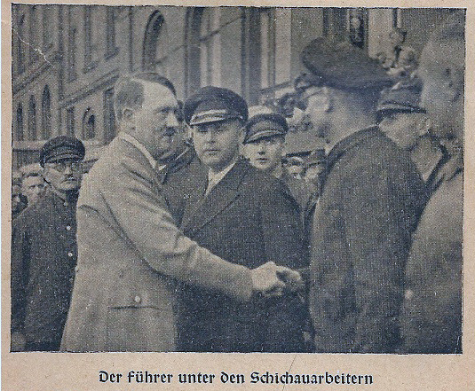 Elbląg, Adolf Hitler przed budynkiem fabryki Schichaua - 5 listopada 1933 r. Elbląg, Adolf Hitler przed budynkiem fabryki Schichaua - 5 listopada 1933 r.