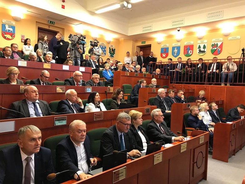 Elbląg, Dzisiaj radni wybierali władze województwa (foto z fan page'a Mirona Sycza na Facebooku, autor Borys Tucki) Elbląg, Dzisiaj radni wybierali władze województwa (foto z fan page'a Mirona Sycza na Facebooku, autor Borys Tucki)