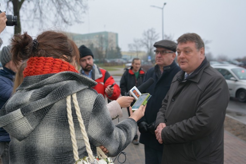 Elbląg, Witold Wróblewski i Janusz Nowak zorganizowali dzisiaj przy rondzie konferencję prasową