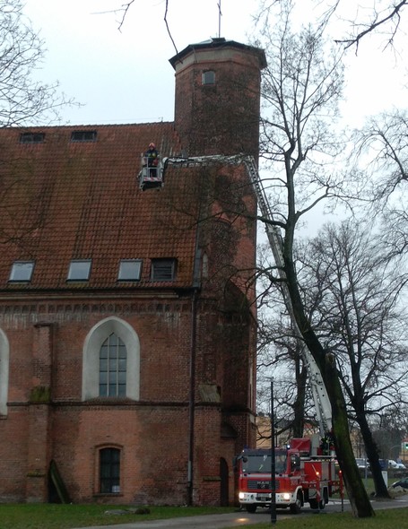 Elbląg, Na wieży kościoła Bożego Ciała wiatr oderwał blachę. Interweniowali strażacy