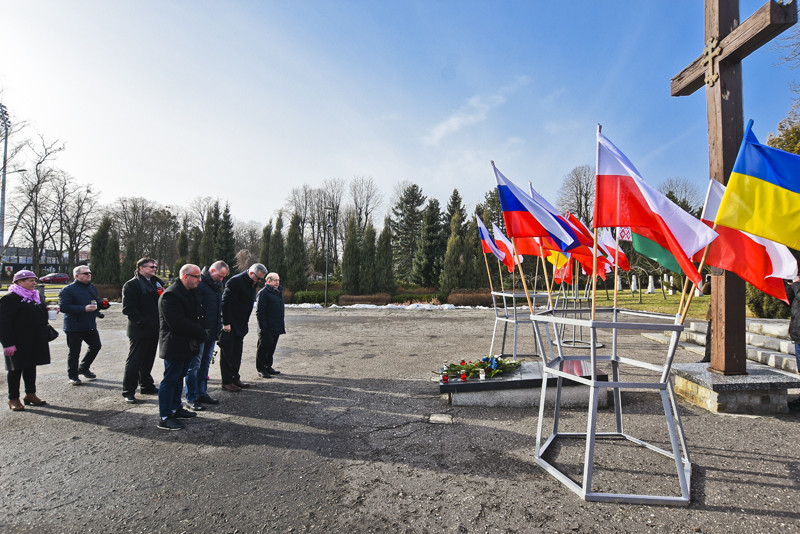 Elbląg, Środowisko elbląskiej lewicy złożyło pod pomnikiem na cm. Agrykola kwiaty Elbląg, Środowisko elbląskiej lewicy złożyło pod pomnikiem na cm. Agrykola kwiaty