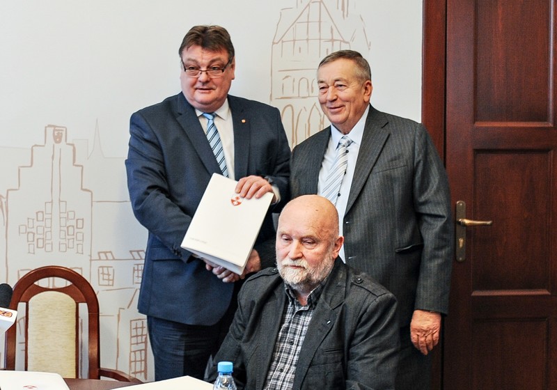 Elbląg, W ratuszu podpisano umowy na remont zajezdni tramwajowej