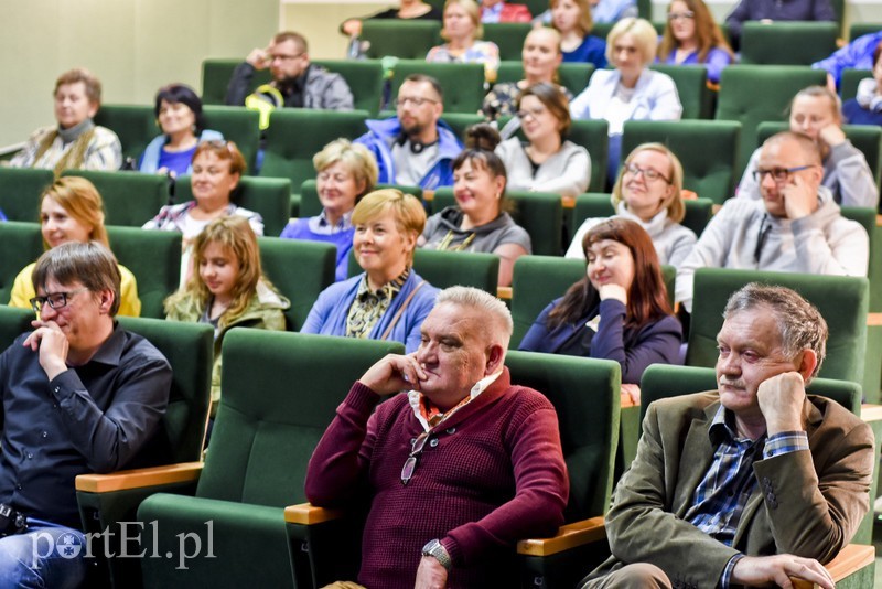 Elbląg, Dariusz Kosiński, siostrzeniec Tony'ego Halika, podczas spotkania w Bibliotece Elbląskiej (ma na sobie bordowy sweter). Elbląg, Dariusz Kosiński, siostrzeniec Tony'ego Halika, podczas spotkania w Bibliotece Elbląskiej (ma na sobie bordowy sweter).