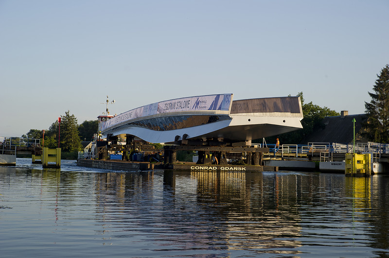 Elbląg, Kładka popłynęła w czwartek po południu rzeką Elbląg do Gdańska. Na zdjęciu transport przez most pontonowy w Nowakowie