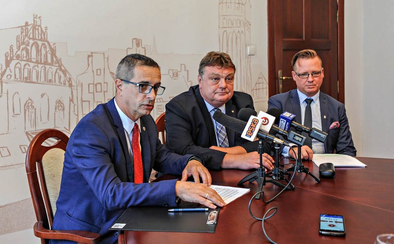 Elbląg, Na konferencji o porcie mówili senator Jerzy Wcisła, prezydent Witold Wróblewski i dyrektor portu Arkadiusz Zgliński Elbląg, Na konferencji o porcie mówili senator Jerzy Wcisła, prezydent Witold Wróblewski i dyrektor portu Arkadiusz Zgliński