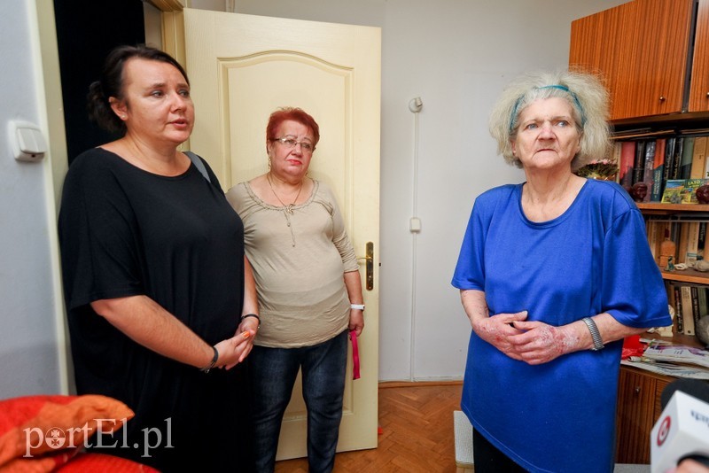 Elbląg, W pomoc pani Danucie włączyły się Alicja Sobecka (w środku) i Marzena Szlitter Elbląg, W pomoc pani Danucie włączyły się Alicja Sobecka (w środku) i Marzena Szlitter