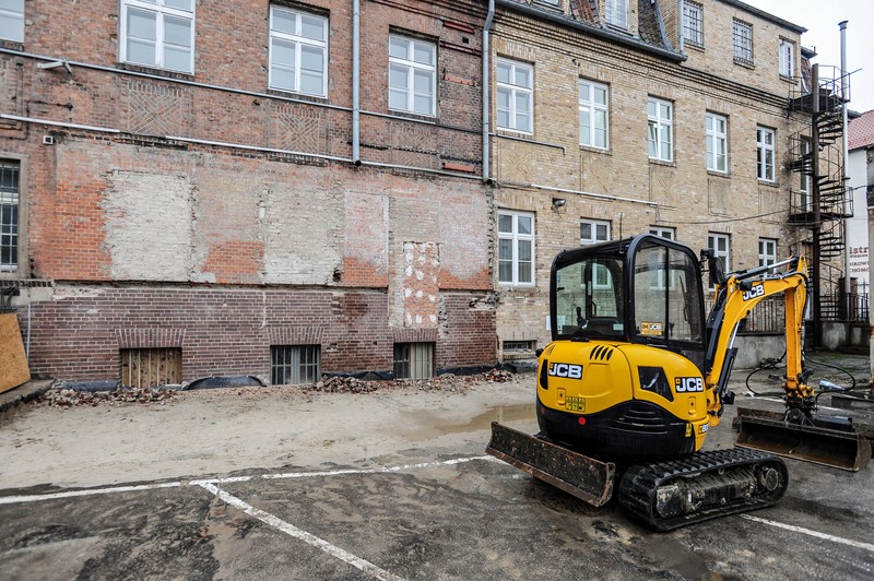 Elbląg, Z tyłu budynku poczty odkryto napis sprzed ponad 70 lat Elbląg, Z tyłu budynku poczty odkryto napis sprzed ponad 70 lat