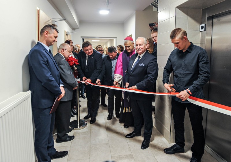 Elbląg, Dom Zacheusza po przebudowie otworzyli uroczyście marszałek województwa Gustaw Marek Brzezin, prezydent Elbląga Witold Wróblewski i ksiądz Edward Rysztowski Elbląg, Dom Zacheusza po przebudowie otworzyli uroczyście marszałek województwa Gustaw Marek Brzezin, prezydent Elbląga Witold Wróblewski i ksiądz Edward Rysztowski