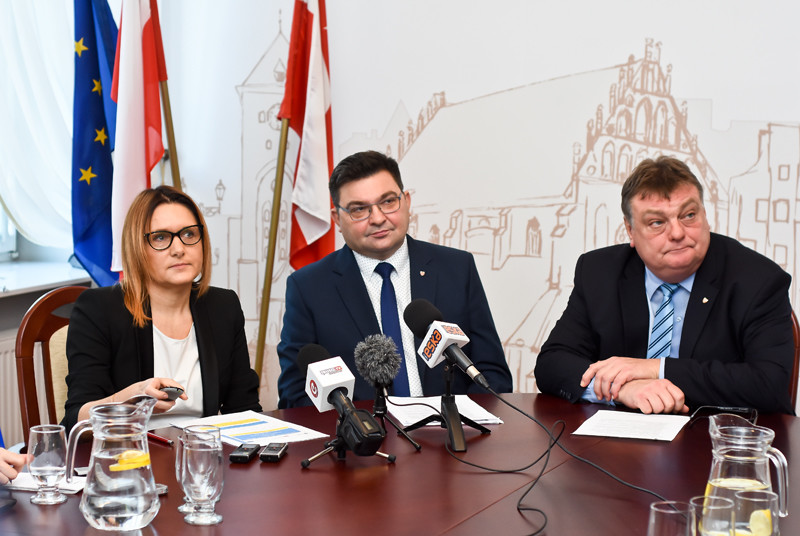 Elbląg, Od lewej: Dyrektor MOPS Beata Kulesza, sekretarz miasta Artur Zieliński i prezydent Elbląga Witold Wróblewski Elbląg, Od lewej: Dyrektor MOPS Beata Kulesza, sekretarz miasta Artur Zieliński i prezydent Elbląga Witold Wróblewski