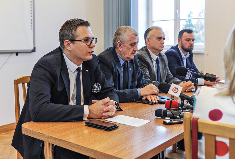 Elbląg, Po konferencji prezydenta swoje spotkanie z dziennikarzami zwołali radni klubu PiS. Od lewej: Rafał Traks, Janusz Hajdukowski, Marek Pruszak i Piotr Opaczewski