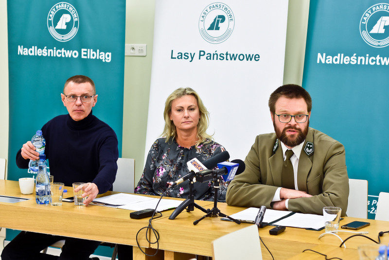Elbląg, Tadeusz Browarczyk (od lewej), Małgorzata Twardowska oraz Jan Piotrowski mówili o remoncie budynku Nadleśnictwa Elbląg, Tadeusz Browarczyk (od lewej), Małgorzata Twardowska oraz Jan Piotrowski mówili o remoncie budynku Nadleśnictwa