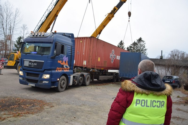 Elbląg, Policjanci z Elbląga zabezpieczają kontenery z odpadami