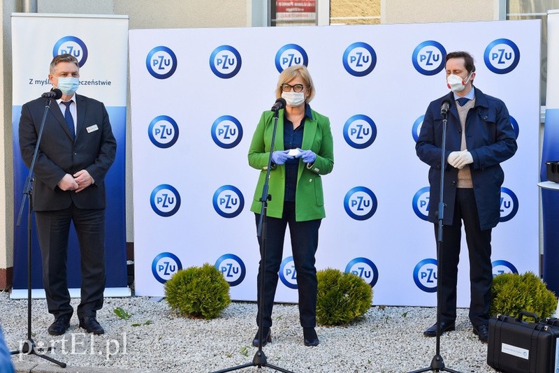 Elbląg, Mirosłąw Gorbaczewski, dyrektor szpitala (pierwszy z lewej), Dorota Macieja, wiceprezes PZU Życie i Piotr Ratajski z PZU prezentują opaski życia