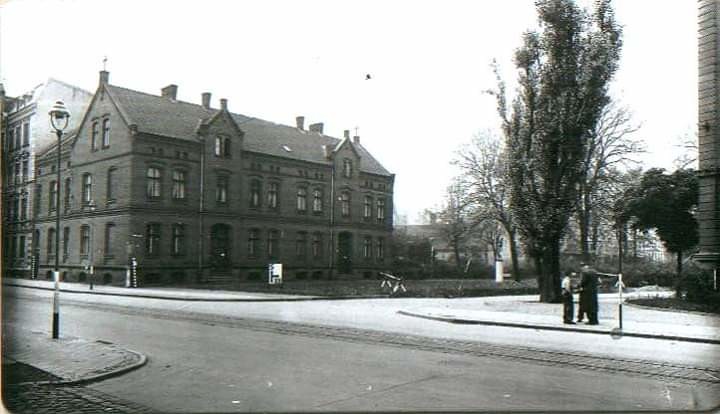 Elbląg, Na tych działkach mieścił się taki budynek, został rozebrany w latach 70. Zdjęcie pochodzi sprzed 1945 r. Elbląg, Na tych działkach mieścił się taki budynek, został rozebrany w latach 70. Zdjęcie pochodzi sprzed 1945 r.