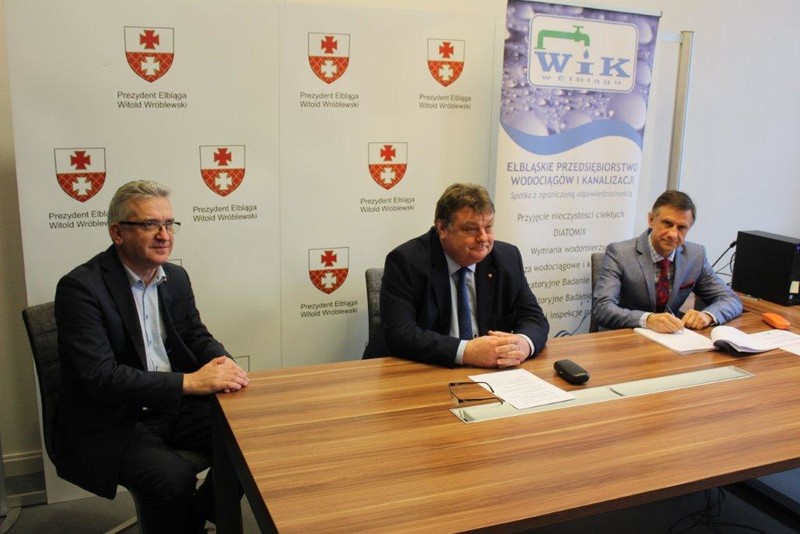 Elbląg, Od lewej: wiceprezydent Janusz Nowak, prezydent Witold Wróblewski i Andrzej Kurkiewicz, dyrektor EPWiK Elbląg, Od lewej: wiceprezydent Janusz Nowak, prezydent Witold Wróblewski i Andrzej Kurkiewicz, dyrektor EPWiK