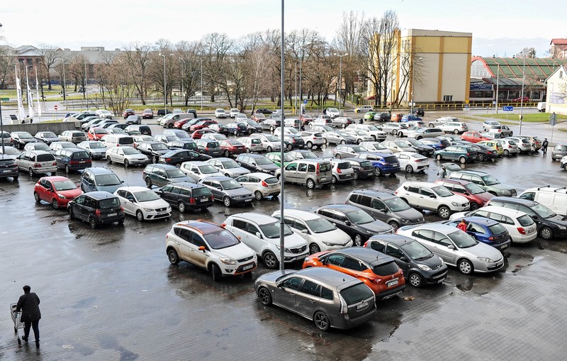 Elbląg, Parkingi przed marketami są pełne aut Elbląg, Parkingi przed marketami są pełne aut