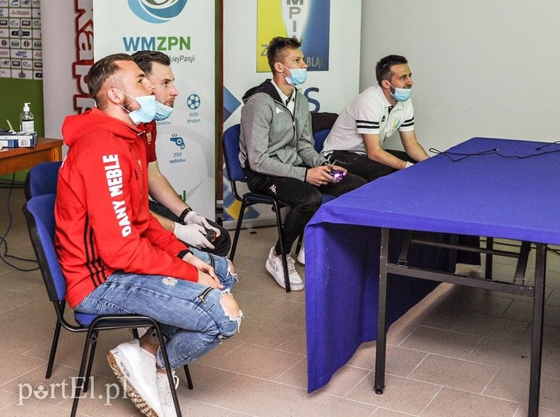 Elbląg, Piłkarze Concordii (na pierwszym planie) i Olimpii zmierzyli się w wirtualnych derbach Elbląga Elbląg, Piłkarze Concordii (na pierwszym planie) i Olimpii zmierzyli się w wirtualnych derbach Elbląga