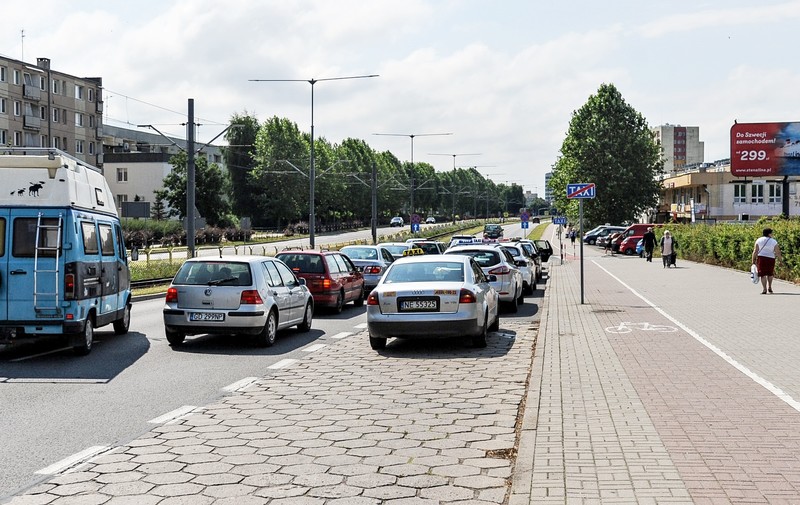 Elbląg, „Blokują pas, stoją nawet na przejściu dla pieszych” Elbląg, „Blokują pas, stoją nawet na przejściu dla pieszych”
