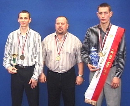 Elbląg, Hieronim Kozakiewicz (w środku) w otoczeniu swoich pięściarzy Krzysztofa Ciereszko (z lewej) i Damiana Kośmidra