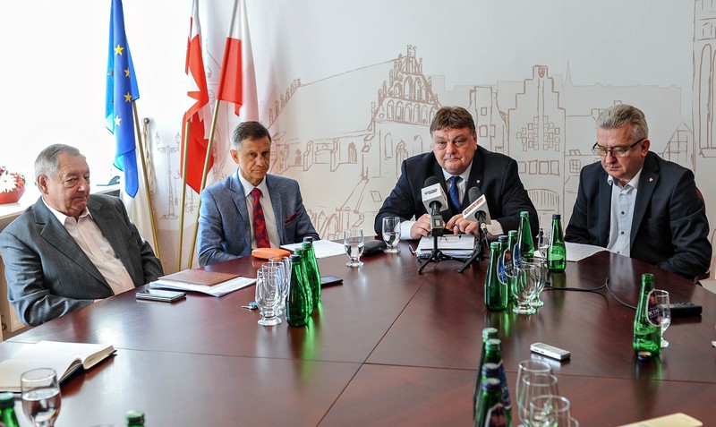 Elbląg, O większej dotacji dla EPWiK poinfomowali dzisiaj na konferencji prasowej (od lewej): Roman Korzeniowski, szef rady nadzorczej, Andrzej Kurkiewicz, dyrektor EPWiK, prezydent Witold Wróblewski i wiceprezydent Janusz Nowak