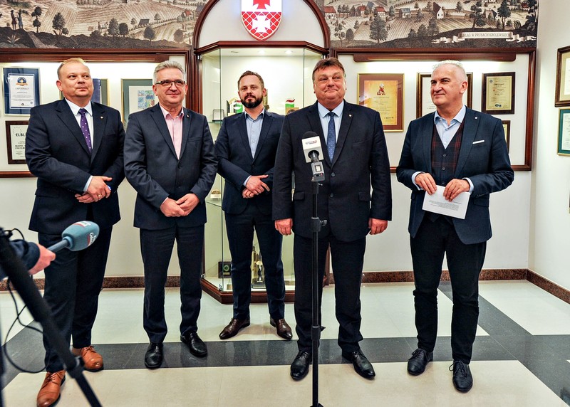 Elbląg, Władze Elbląga podpisaniem umowy pochwaliły się na briefingu Elbląg, Władze Elbląga podpisaniem umowy pochwaliły się na briefingu