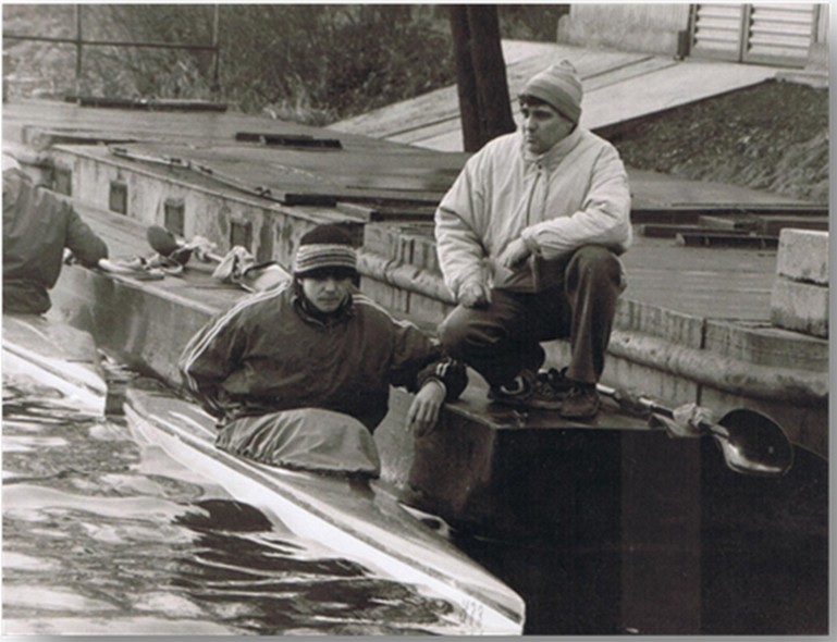 Elbląg, Zbigniew Grajkowski i Grzegorz Kaleta (w kajaku) na przystani w Elblągu Elbląg, Zbigniew Grajkowski i Grzegorz Kaleta (w kajaku) na przystani w Elblągu
