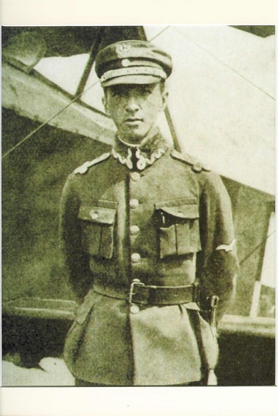 Elbląg, 1919 r. - Wiktor Szandorowski (ojciec pana Marka) w Warszawie po wcieleniu do polskiego lotnictwa w stopniu porucznika, jako komendant OSOL. Elbląg, 1919 r. - Wiktor Szandorowski (ojciec pana Marka) w Warszawie po wcieleniu do polskiego lotnictwa w stopniu porucznika, jako komendant OSOL.