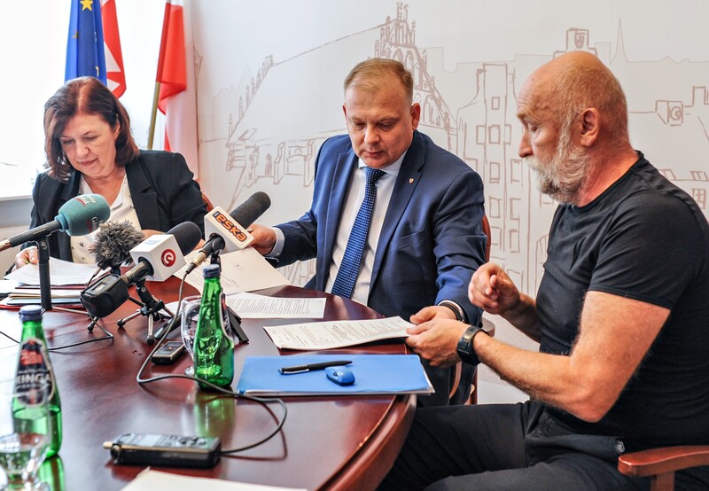 Elbląg, Dzisiaj podpisano umowę na prace budowlane. Od lewej: Elżbieta Gieda, dyrektor Departamentu Inwestycji, wiceprezydent Michał Missan i wykonawca Mirosław Markiewicz Elbląg, Dzisiaj podpisano umowę na prace budowlane. Od lewej: Elżbieta Gieda, dyrektor Departamentu Inwestycji, wiceprezydent Michał Missan i wykonawca Mirosław Markiewicz