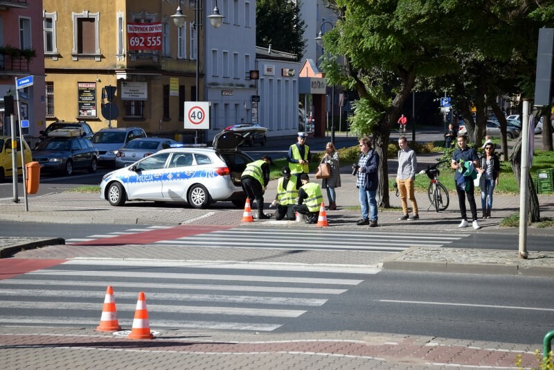 Elbląg, Odłóż telefon przed przejściem dla pieszych. Policjanci apelują o ostrożność Elbląg, Odłóż telefon przed przejściem dla pieszych. Policjanci apelują o ostrożność