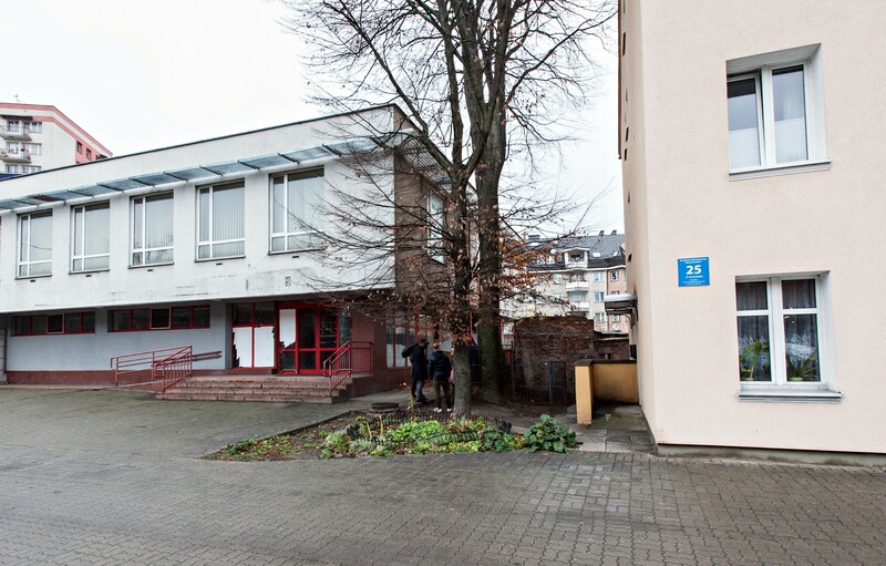 Elbląg, Mieszkańcy twierdzą, że przez półtora roku prosili o pomoc w sprawie bezdomnych koczujących między tymi budynkami Elbląg, Mieszkańcy twierdzą, że przez półtora roku prosili o pomoc w sprawie bezdomnych koczujących między tymi budynkami