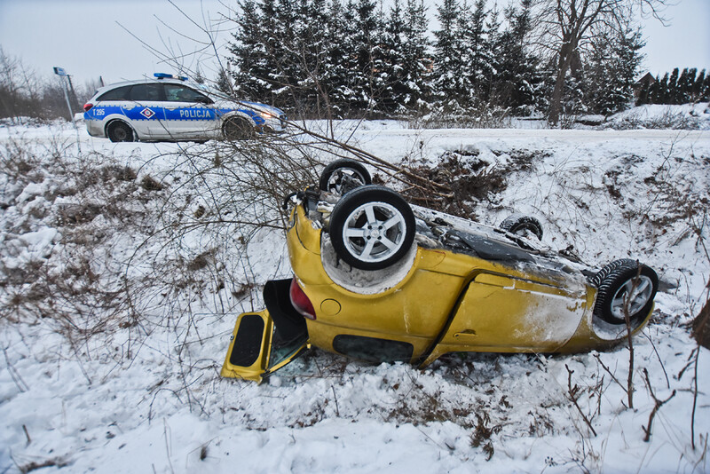 Elbląg, Toyota i jeep w rowie