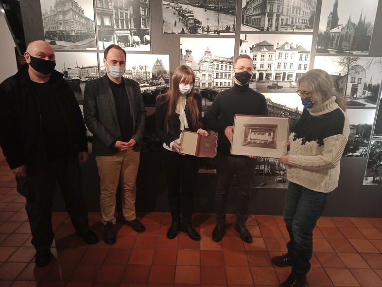Elbląg, Zdjęcia w imieniu elbląskiego muzeum odebrała Wiesława Rynkiewicz-Domino Elbląg, Zdjęcia w imieniu elbląskiego muzeum odebrała Wiesława Rynkiewicz-Domino