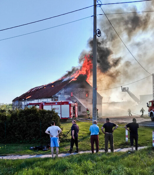 Elbląg, Pożar budynku gospodarczego, z ogniem walczyło blisko 30 strażaków