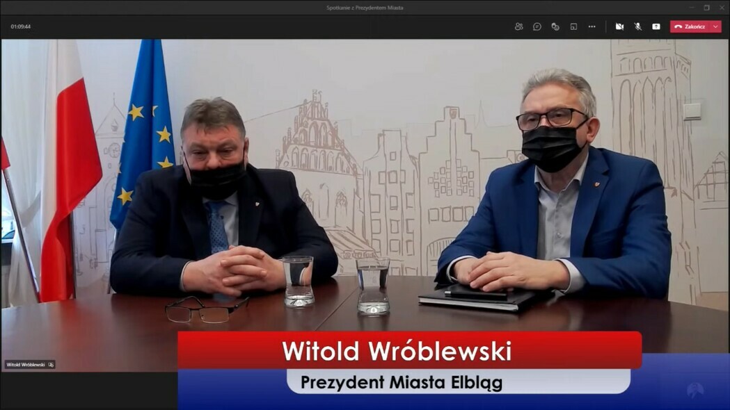 Elbląg, Prezydenci Witold Wróblewski (z lewej) i Janusz Nowak odpowiadali na pytania mieszkańców (kadr z transmisji)