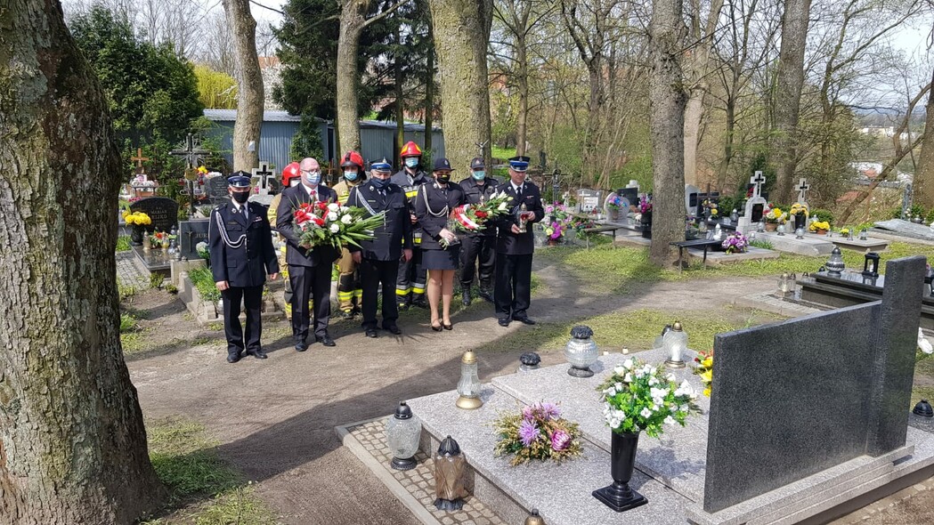 Elbląg, Strażacy złożyli kwiaty na grobach druhów, którzy zginęli tragicznie Elbląg, Strażacy złożyli kwiaty na grobach druhów, którzy zginęli tragicznie
