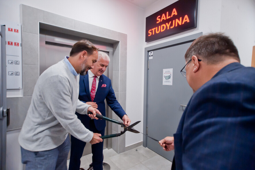 Elbląg, Makary Szwed, wnuk Stefana Muli, uroczyście otwiera salę kinową Elbląg, Makary Szwed, wnuk Stefana Muli, uroczyście otwiera salę kinową